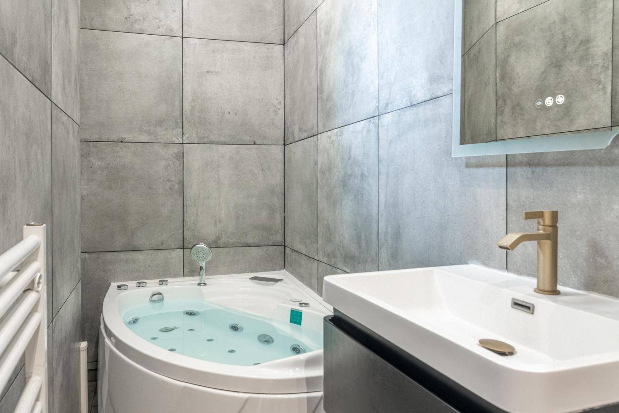 Lavie Maison Eiffel Ac Hot Tub Parijs Buitenkant foto