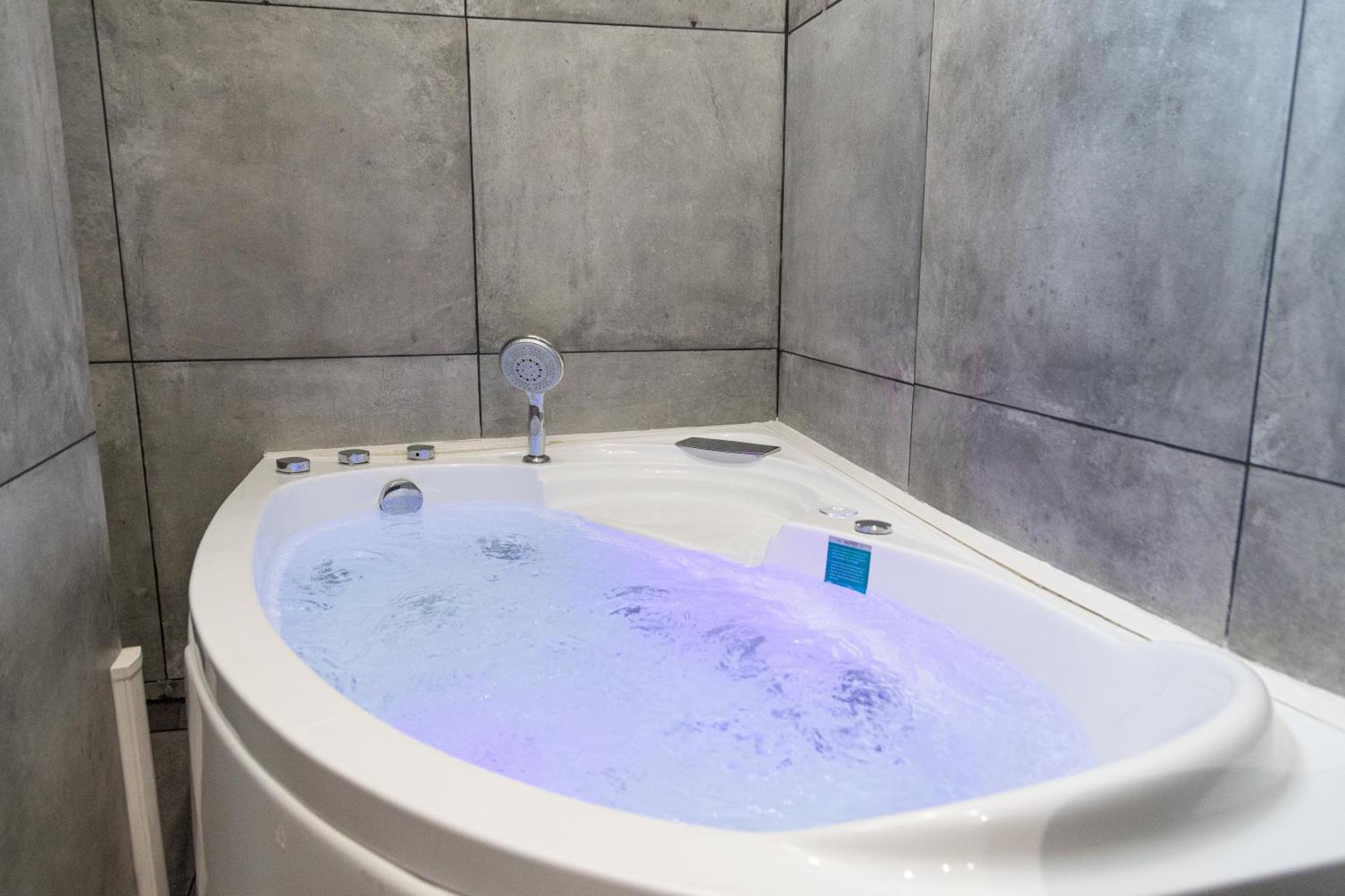 Lavie Maison Eiffel Ac Hot Tub Parijs Buitenkant foto