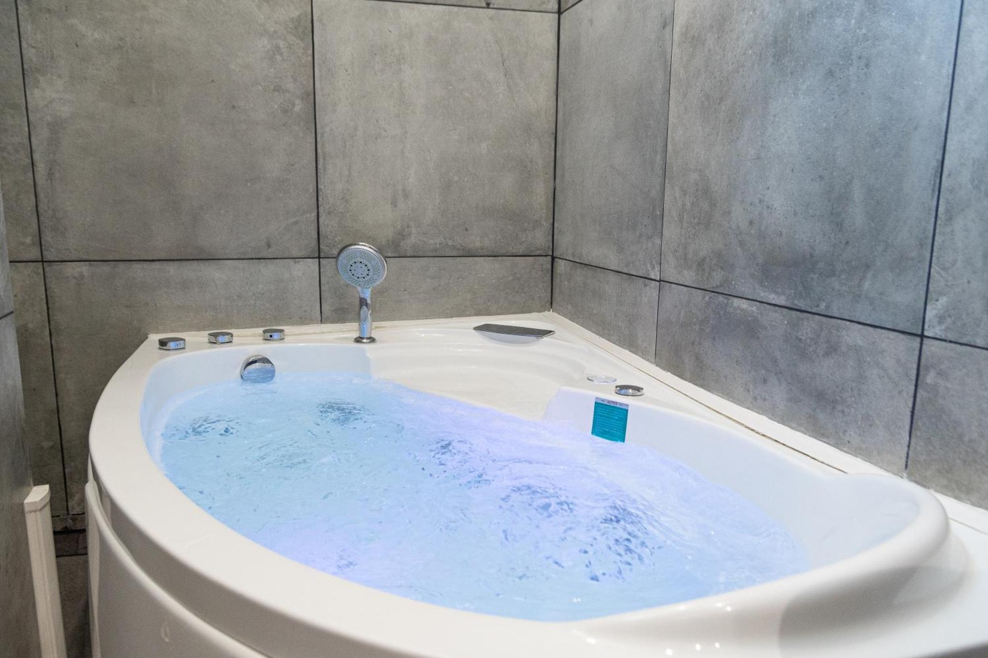 Lavie Maison Eiffel Ac Hot Tub Parijs Buitenkant foto